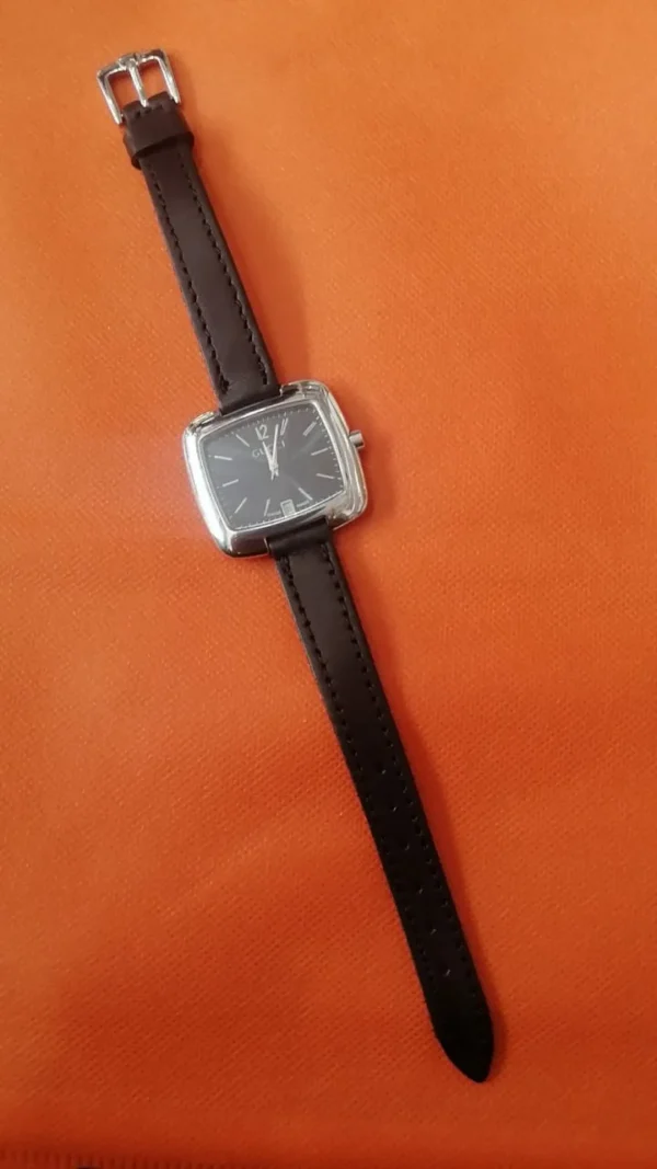 Top-view of Gucci watch with leather strap