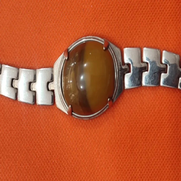 Close-up of the Aqeeq stone set in a stainless steel bracelet
